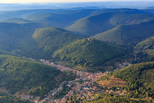 Vue aérienne de Ruines du château de Ramburg sur le Ramberg au-dessus de la ville à Ramberg dans le département Rhénanie-Palatinat, Allemagne