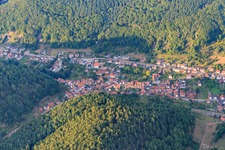 Vue aérienne de Rue principale à Eußerthal dans le département Rhénanie-Palatinat, Allemagne