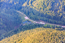 Vue aérienne de Élevage de truites de la forêt du Palatinat Propriétaire de truites Stefan Erber et étangs du club de pêche Eußerthal Petri-Jünger 2012 eV à Eußerthal dans le département Rhénanie-Palatinat, Allemagne