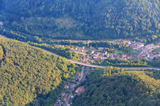 Vue aérienne de Rinnthal dans le département Rhénanie-Palatinat, Allemagne
