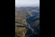 Vue aérienne de Centre du village dans l'étroite vallée du Queich à Rinnthal dans le département Rhénanie-Palatinat, Allemagne