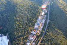 Vue aérienne de Parc industriel Alte Bundestraße avec Schumacher GmbH & Co. KG, Gundermann GmbH et Schuh Marke GmbH & Co. KG à Hauenstein dans le département Rhénanie-Palatinat, Allemagne