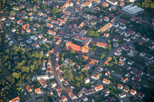 Vue aérienne de Église du Christ-Roi dans le vieux centre-ville du centre-ville à Hauenstein dans le département Rhénanie-Palatinat, Allemagne
