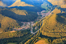 Vue aérienne de Vue du Queichtal depuis l'ouest à Wilgartswiesen dans le département Rhénanie-Palatinat, Allemagne