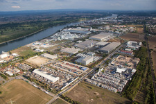 Zone industrielle Im Langgewan, société de transport Kube & Kubenz à Worms dans le département Rhénanie-Palatinat, Allemagne du point de vue du drone
