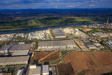 Vue aérienne de Zone industrielle nord du Rhin à le quartier Herrnsheim in Worms dans le département Rhénanie-Palatinat, Allemagne