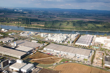 Zone industrielle du Nord sur le Rhin à Worms dans le département Rhénanie-Palatinat, Allemagne vu d'un drone