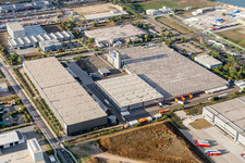 Vue aérienne de Complexe immobilier et centre logistique sur le site du fabricant de mobilier de bureau Kinnarps GmbH à Worms dans le département Rhénanie-Palatinat, Allemagne