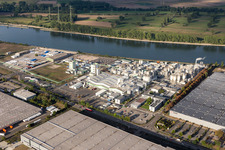 Vue aérienne de Bâtiments et installations de production sur le site de l'usine du producteur chimique Grace GmbH au bord du Rhin à Worms dans le département Rhénanie-Palatinat, Allemagne