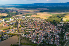 Photographie aérienne de Vue des rues et des maisons des quartiers résidentiels à Biblis dans le département Hesse, Allemagne