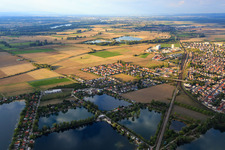 Vue aérienne de Centre de loisirs au bord du lac avec Riedsee, lac Wadowski et Charlysee à Biblis dans le département Hesse, Allemagne