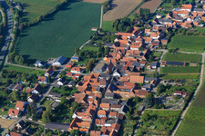 Vue aérienne de Rue principale à Niederhorbach dans le département Rhénanie-Palatinat, Allemagne