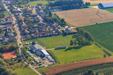Vue aérienne de Camping-cars à la Dierbachhalle à Dierbach dans le département Rhénanie-Palatinat, Allemagne