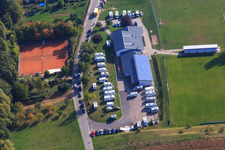 Vue aérienne de Camping-cars à la Dierbachhalle à Dierbach dans le département Rhénanie-Palatinat, Allemagne