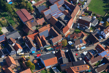 Vue aérienne de Fête du vin au domaine Holger Kuhn à Dierbach dans le département Rhénanie-Palatinat, Allemagne