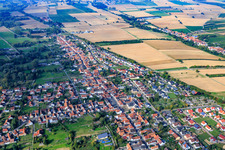 Vue aérienne de Rue principale vue de l'est à le quartier Schaidt in Wörth am Rhein dans le département Rhénanie-Palatinat, Allemagne