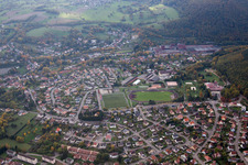 Vue aérienne de Niederbronn-les-Bains dans le département Bas Rhin, France