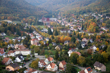 Vue aérienne de Niederbronn-les-Bains dans le département Bas Rhin, France