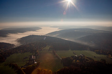 Vue aérienne de Paysage forestier et montagneux de l'Odenwald dans la brume matinale à le quartier Gönz in Weilbach dans le département Bavière, Allemagne