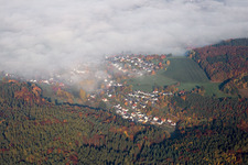 Vue aérienne de Dans la brume du matin à Erbach dans le département Hesse, Allemagne
