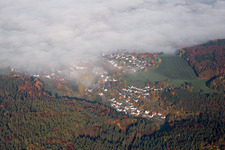 Vue aérienne de Dans la brume du matin à Erbach dans le département Hesse, Allemagne