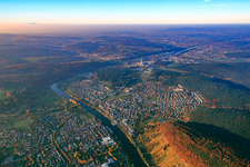 Vue aérienne de Vue de la ville sur le Main depuis le sud à Erlenbach am Main dans le département Bavière, Allemagne