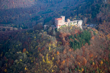 Château de Trifels à Annweiler am Trifels dans le département Rhénanie-Palatinat, Allemagne vue d'en haut