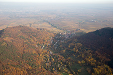 Vue aérienne de Vallée de Birnbachtal à Leinsweiler dans le département Rhénanie-Palatinat, Allemagne