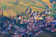Vue aérienne de Église Saint-Martin à Leinsweiler dans le département Rhénanie-Palatinat, Allemagne