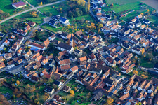 Vue aérienne de Église Laurentius et église protestante à Göcklingen dans le département Rhénanie-Palatinat, Allemagne