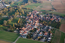 Vue aérienne de Vue des rues et des maisons des quartiers résidentiels à le quartier Mühlhofen in Billigheim-Ingenheim dans le département Rhénanie-Palatinat, Allemagne