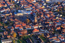 Vue aérienne de Place du Marché, Hôtel de Ville Kandel et Église Saint-Georges à Kandel dans le département Rhénanie-Palatinat, Allemagne