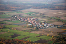 Vue aérienne de Du sud-est à Erlenbach bei Kandel dans le département Rhénanie-Palatinat, Allemagne