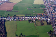 Vue aérienne de Quartier résidentiel d'un complexe d'immeubles sur la Eggensteiner Straße à le quartier Blankenloch in Stutensee dans le département Bade-Wurtemberg, Allemagne