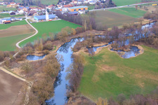 Vue aérienne de Studio 3 Möbelmanufaktur GmbH de chaque côté du Rott à le quartier Hirschbach in Bad Birnbach dans le département Bavière, Allemagne
