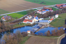Photographie aérienne de Barrage fluvial sur la Rott avec la métallurgie de Franz Plinganser à le quartier Schwaibach in Bad Birnbach dans le département Bavière, Allemagne