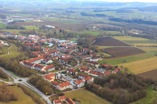 Vue aérienne de Brunnaderstraße avec Vitalhotel Bad Birnbach, centre de rééducation Klinik Rosenhof et hôtel Sonnenhof à le quartier Aunham in Bad Birnbach dans le département Bavière, Allemagne