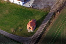 Vue aérienne de Chapelle de Brunnöd à le quartier Degernbach in Pfarrkirchen dans le département Bavière, Allemagne