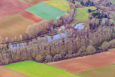 Vue aérienne de Étang à poissons de l'ASV Klares Wasser Inshein am Quodbach à Insheim dans le département Rhénanie-Palatinat, Allemagne