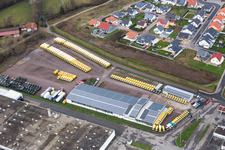 Vue aérienne de Zone commerciale sud avec le vendeur Engel & Engel GmbH DHL Parcel Transporter à Rohrbach dans le département Rhénanie-Palatinat, Allemagne