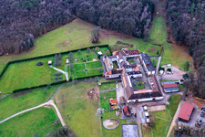 Pension pour chevaux au monastère de Liebfrauenberg à Bad Bergzabern dans le département Rhénanie-Palatinat, Allemagne d'en haut