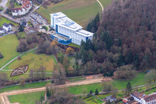 Vue aérienne de Parc thermal en contrebas de la clinique Edith Stein à Bad Bergzabern dans le département Rhénanie-Palatinat, Allemagne