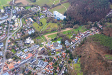 Vue aérienne de Parc thermal en contrebas de la clinique Edith Stein à Bad Bergzabern dans le département Rhénanie-Palatinat, Allemagne