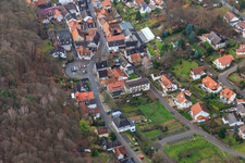 Vue aérienne de Rue principale à Dörrenbach dans le département Rhénanie-Palatinat, Allemagne