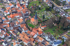 Vue aérienne de Cimetière Dörrenbach et église simultanée Saint-Martin - Paroisse protestante Dörrenbach-Oberotterbach à Dörrenbach dans le département Rhénanie-Palatinat, Allemagne