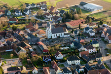 Vue aérienne de Bâtiment d'église au centre du village à Niederlauterbach dans le département Bas Rhin, France