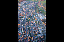 Vue aérienne de Vue des rues et des maisons dans les quartiers résidentiels à Durmersheim dans le département Bade-Wurtemberg, Allemagne
