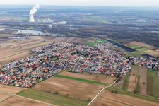 Vue aérienne de Vue des rues et des maisons des quartiers résidentiels à le quartier Mechtersheim in Römerberg dans le département Rhénanie-Palatinat, Allemagne