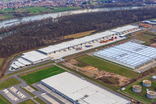 Zone industrielle à l'aéroport à Speyer dans le département Rhénanie-Palatinat, Allemagne d'en haut