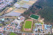 Vue aérienne de Realschule Plus Dudenhofen et terrain de sport du Turnerheim TV 1897 Dudenhofen eV à Dudenhofen dans le département Rhénanie-Palatinat, Allemagne